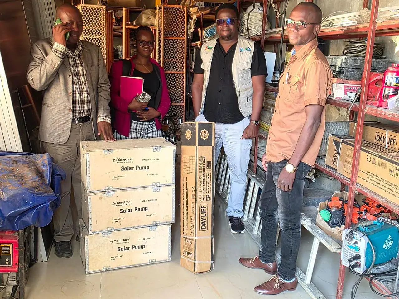 Entrega de bombas solares a clientes