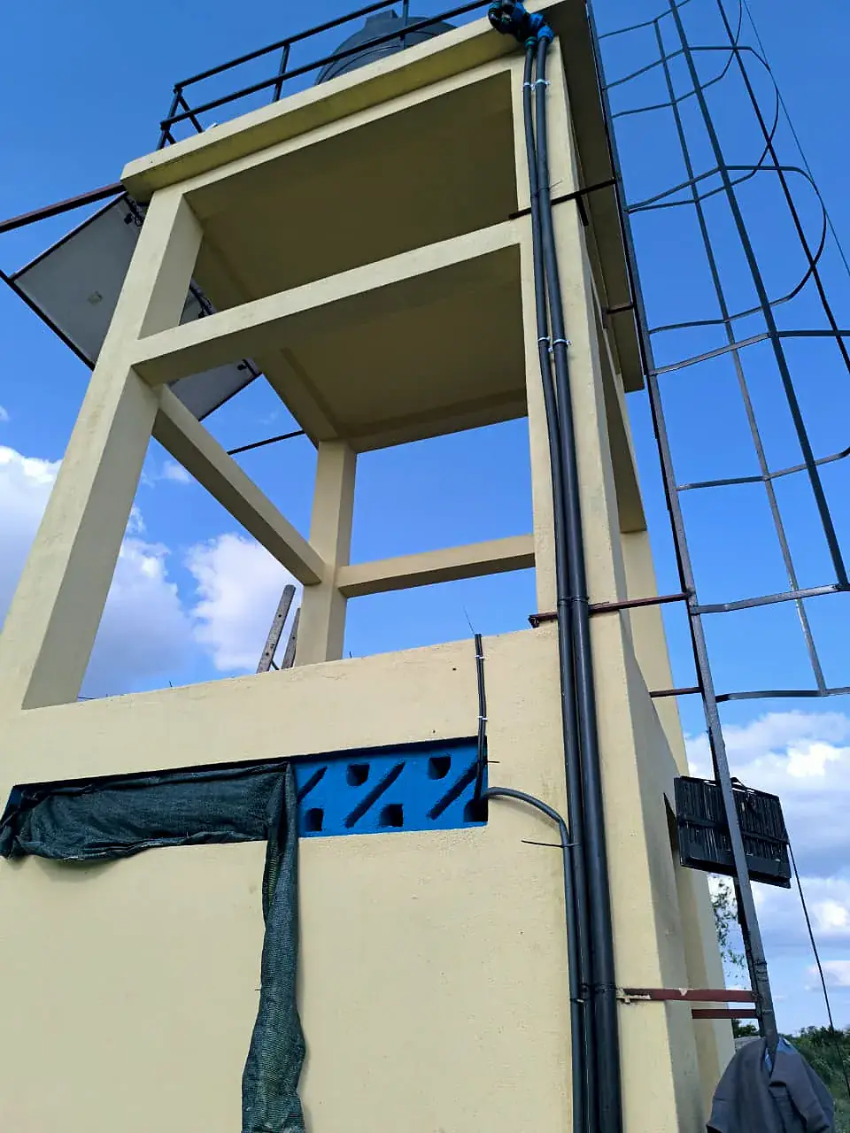Torre com reservatório de água para a rega
