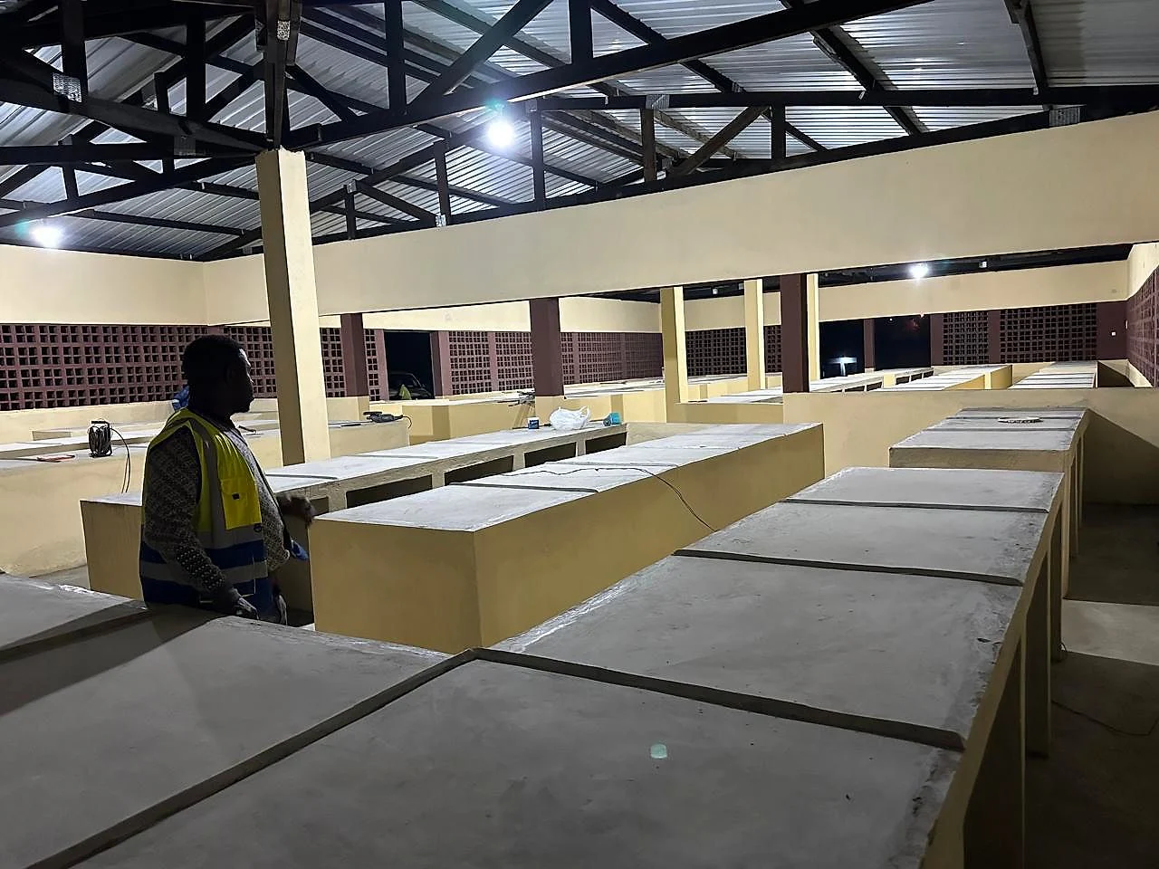 Bancadas em betão no interior do mercado