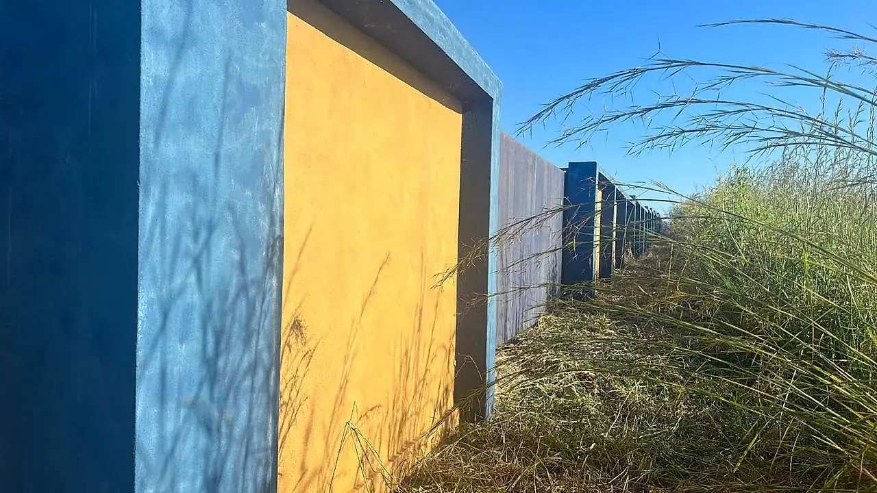 Pilares em betão armado ao longo do muro