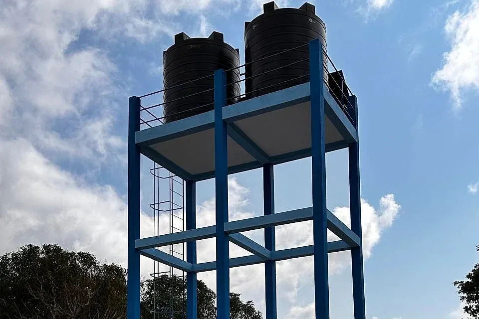 Torre elevada azul com reservatórios do sistema de abastecimento de água de Chipongo