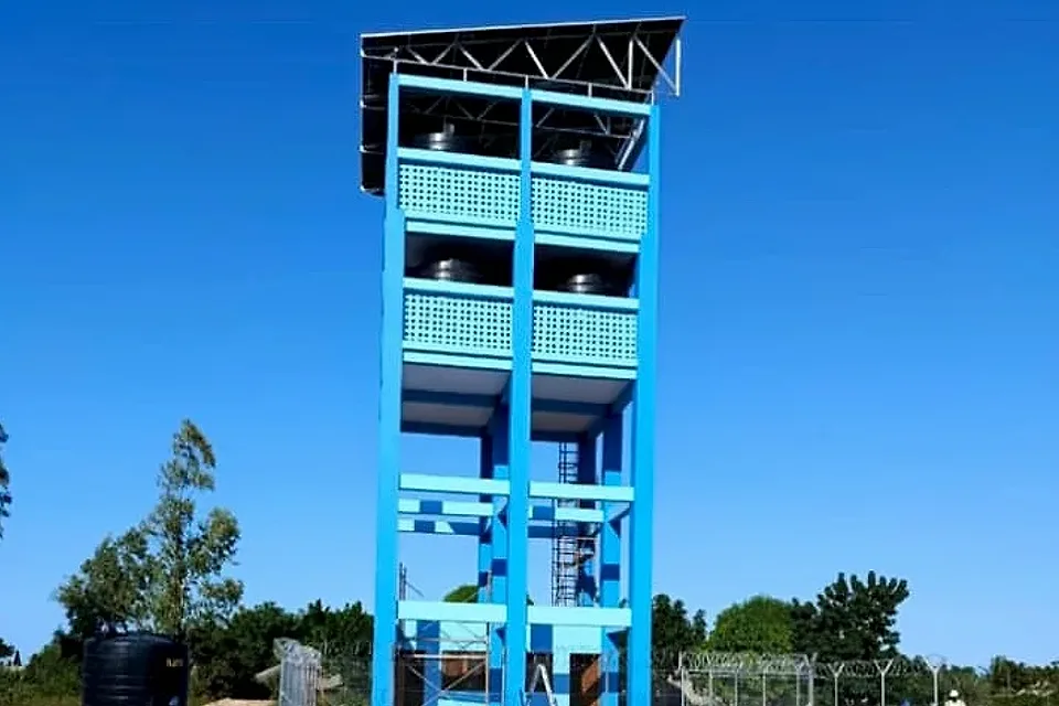 Torre elevada azul com reservatórios do sistema de abastecimento de água de Govuro