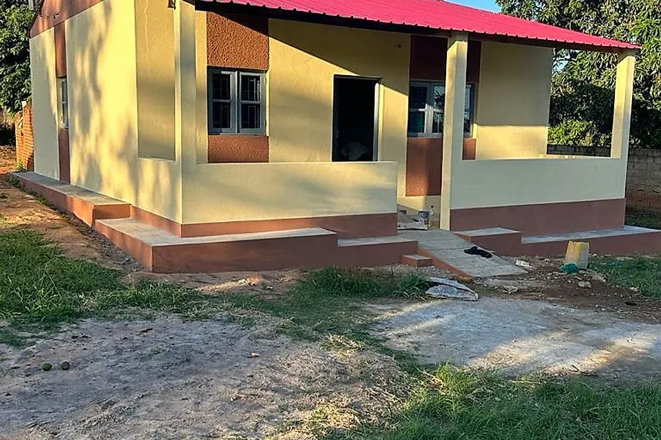 Centro integrado de atendimento reabilitado, com paredes amarelas e alpendre