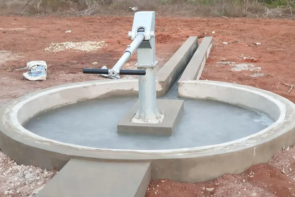 Furo de água com bomba manual Afridev e plataforma em betão