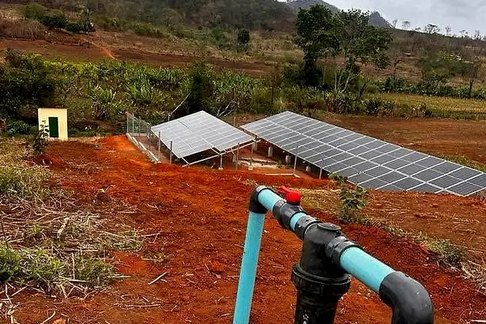 Painéis solares e filtro de rega azul de um sistema de irrigação em Barué