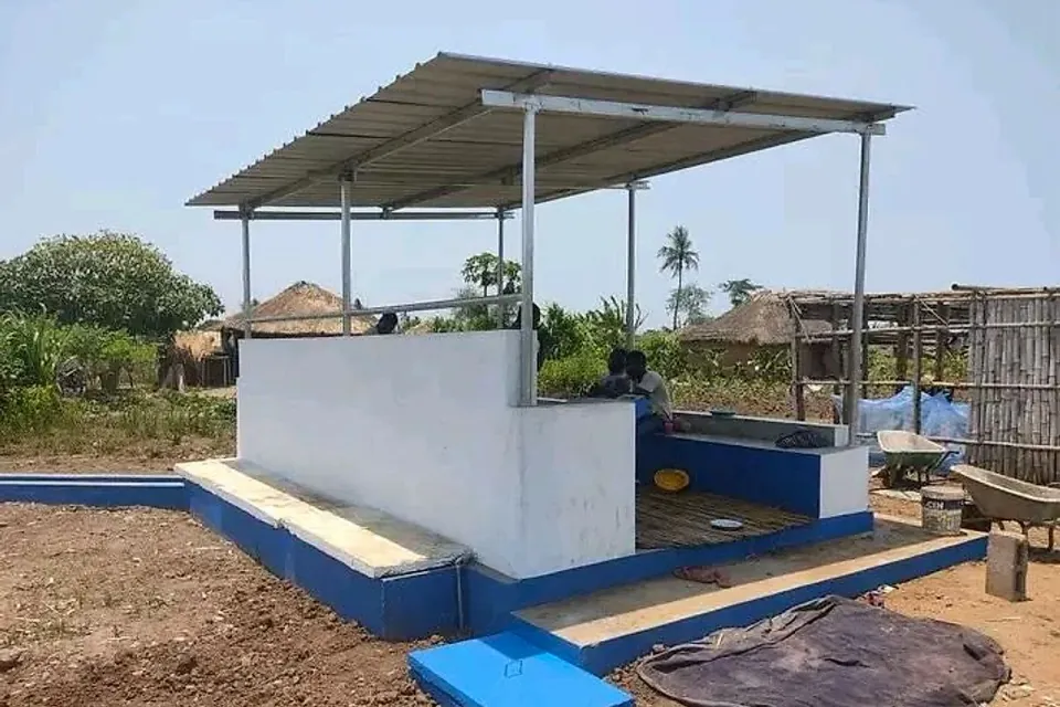 Lavatório comunitário coberto do sistema de abastecimento de água de Mussaia, Maganja da Costa