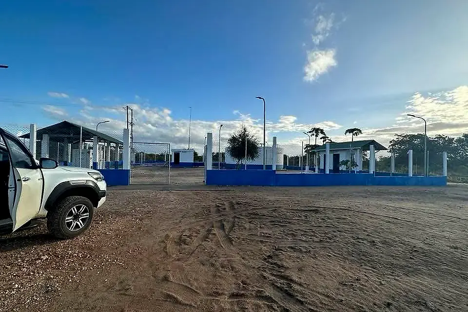 Recinto vedado com casa de bombas do sistema de abastecimento de água de Nhampassa