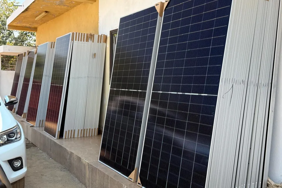 Painéis solares fotovoltaicos novos, prontos para instalação
