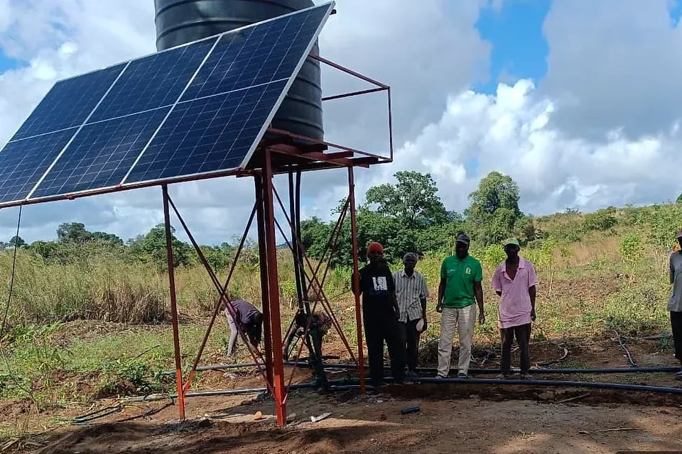 Painéis solares e reservatório elevado de um sistema de irrigação comunitário em Gorongosa