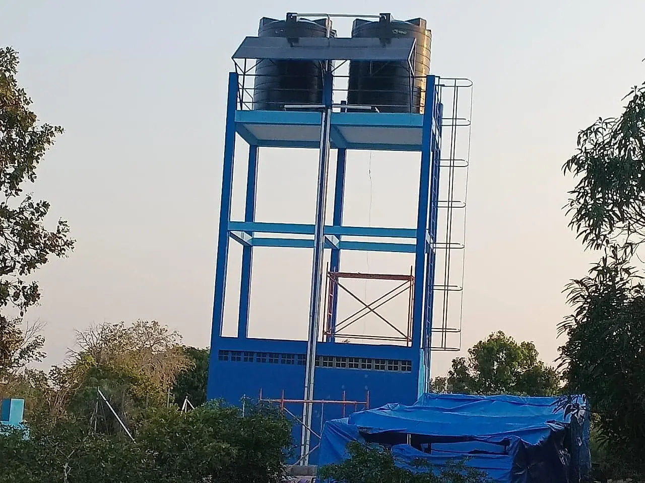 Torre elevada e casa de bombas