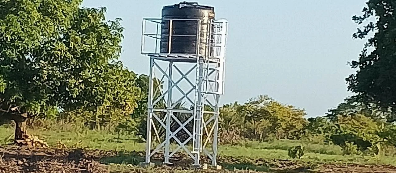 Torre metálica com tanque elevado